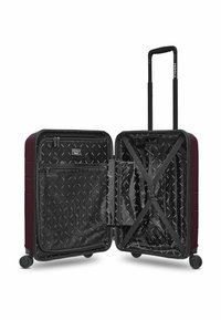 Valigia rigida color bordeaux con manico nero retrattile e ruote lisce. Gli interni presentano una fodera nera a motivo e tasche organizzative.