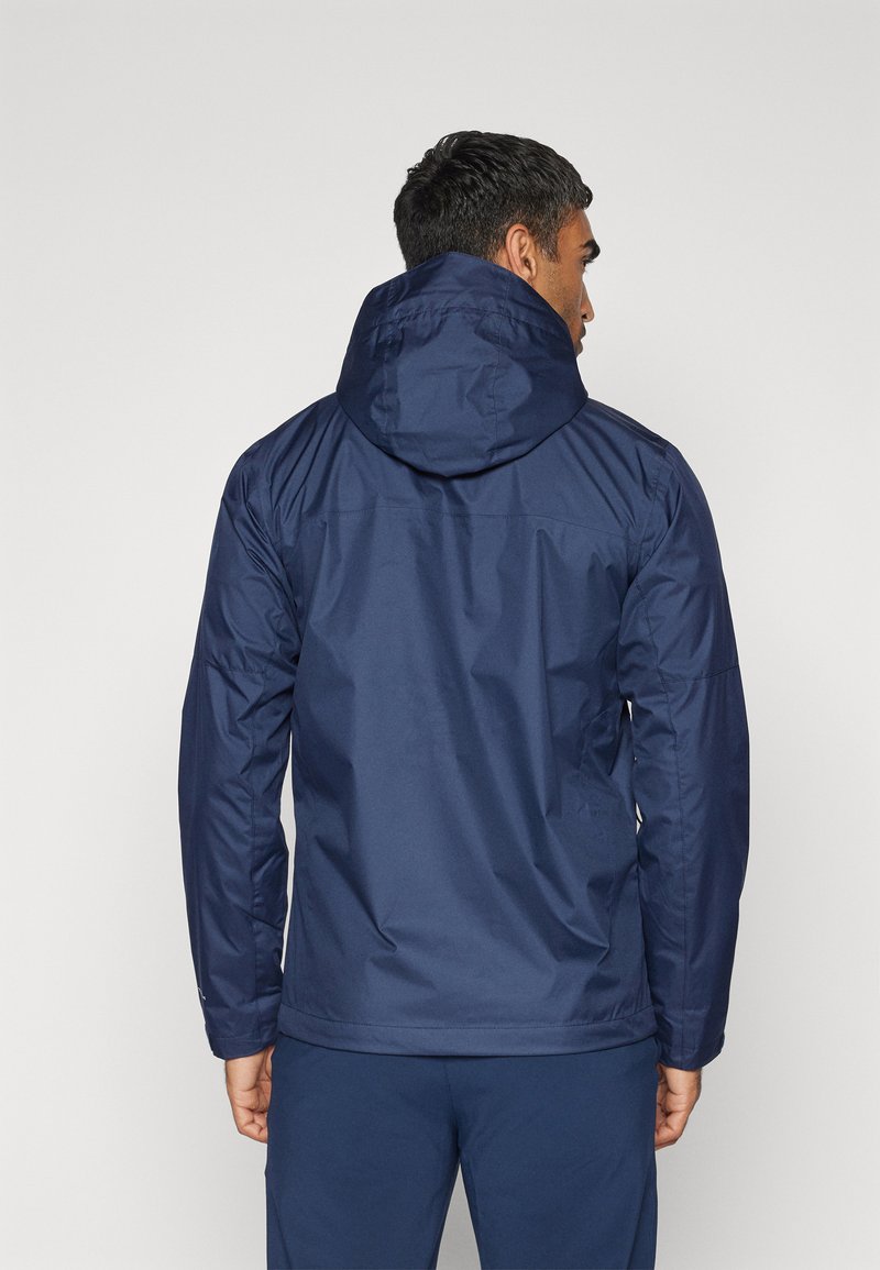 Marineblauer wasserdichter Mantel mit Kapuze, der eine glatte Textur, lange Ärmel und versiegelte Nähte aufweist. Ein minimalistisches Design ohne sichtbare Hardware.