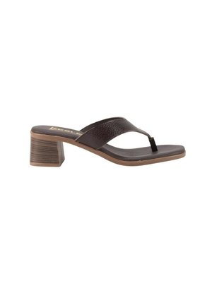 Sandalia de dedo con tacón de bloque y suela acolchada, de cuero marrón, diseñada para uso casual o formal.