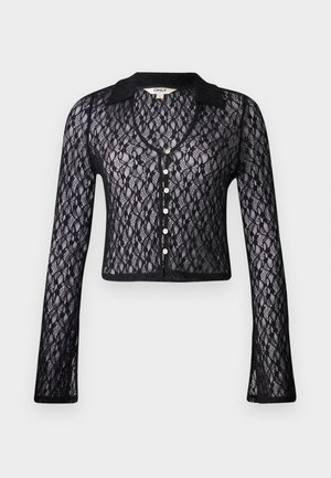 Cardigã preto de renda com decote em V, mangas compridas e fecho de botão. Apresenta um padrão floral e detalhes sólidos na gola. Design cropped.
