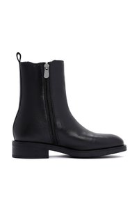 Bottine en cuir noir à bout rond, fermeture éclair sur le côté, texture lisse et petit talon bloc. Design classique avec des accents minimalistes.