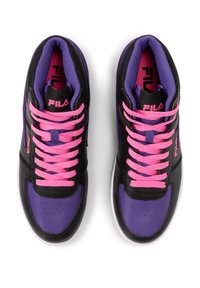 Svarta och lila hög-top sneakers med rosa snören, en texturerad yta och perforeringar på tån. Fila-logotyp på tungan och hälen.