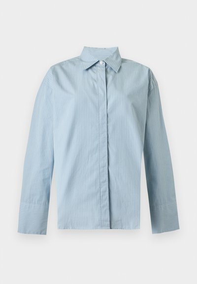 Chemise bleu clair à manches longues avec fines rayures verticales blanches, col pointu, un seul bouton blanc visible et patte de boutonnage avant cachée.