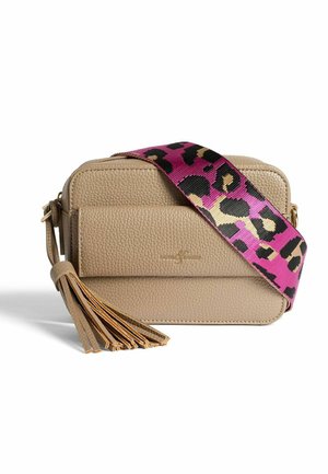 Beige tekstureret læder crossover taske med en pink leopardprintrem og frynse detalje. Har en lynlåslukning og mærke logo.