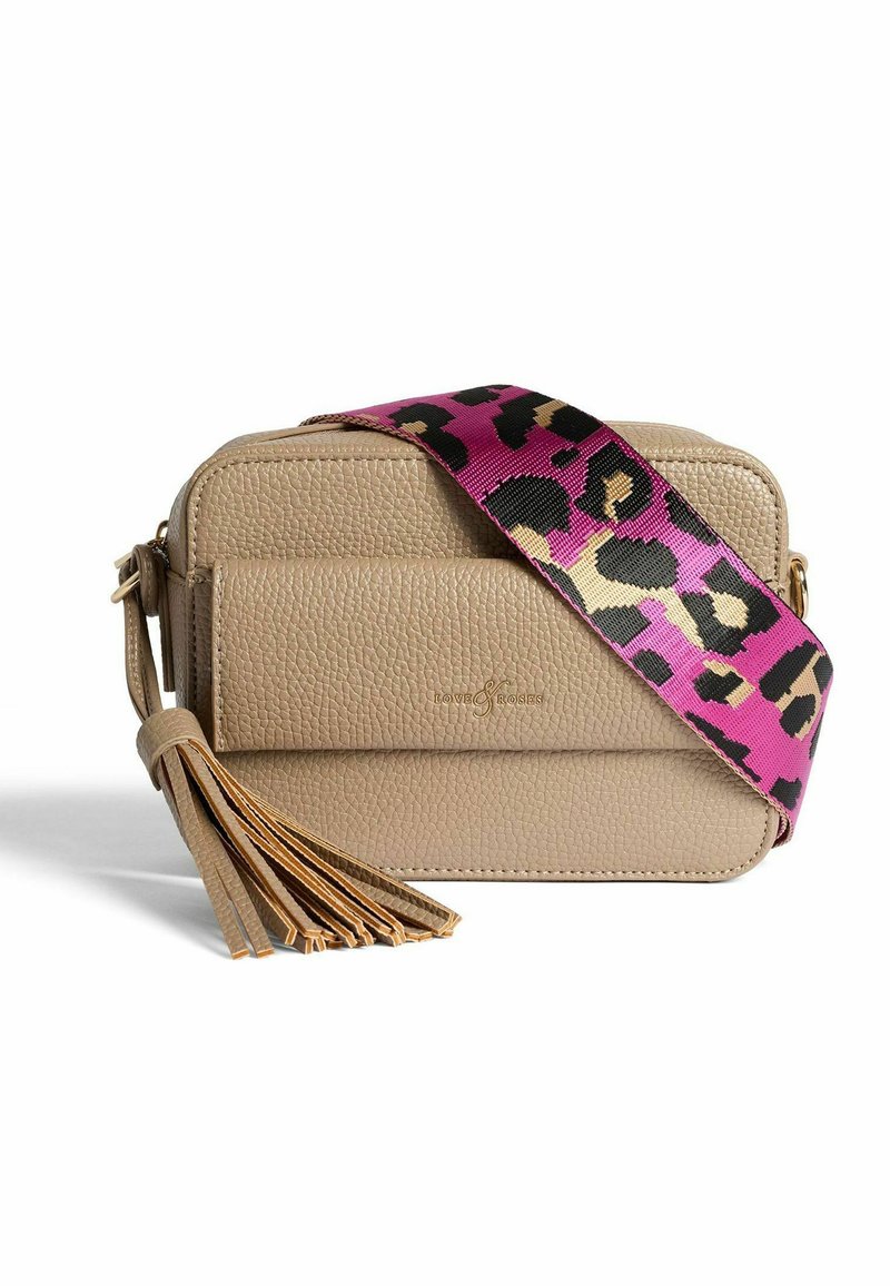 Borsa a tracolla in pelle beige con texture, dotata di una tracolla con stampa leopardata rosa e dettagli con frange. Presenta una chiusura con zip e logo del marchio.