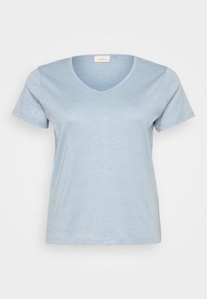 Gaiši zils V-veida krekls, kas izgatavots no teksturēta, mirdzoša materiāla. Īsas piedurknes un brīva piegriezuma. Gluda apakšmalu.