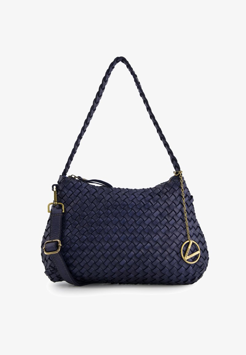 Geweven navy leren handtas met een gevlochten band, ritssluiting en hardware in goudkleur. Versierd met een hanger met een cirkelvormig vredessymbool.