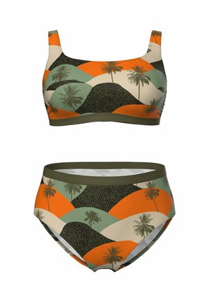 Tweedelige bikini met oranje, groene, beige en zwarte abstracte patronen met palmbomen en luipaardprint accenten.