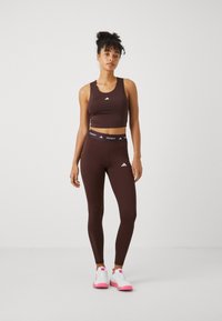 adidas Performance TECHFIT brązowy