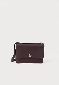 Burgundijas krāsas ādas crossbody soma ar gludu tekstūru, zelta detaļām, ar vāciņa aizdari un izspiestu logotipu uz priekšpuses.