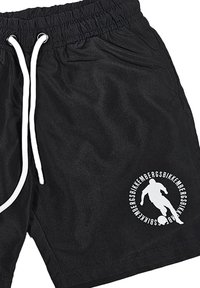 Pantaloni shorts neri con fascia elastica e cordino bianco. Presentano una grafica circolare con la silhouette di un calciatore.