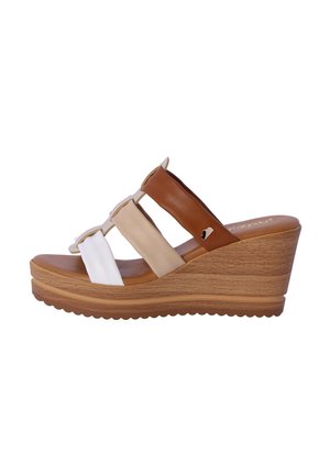 Sandalia de cuña con plataforma de madera, que cuenta con tres tiras en bloques de color en marrón, beige y blanco, y una suela de goma texturizada.