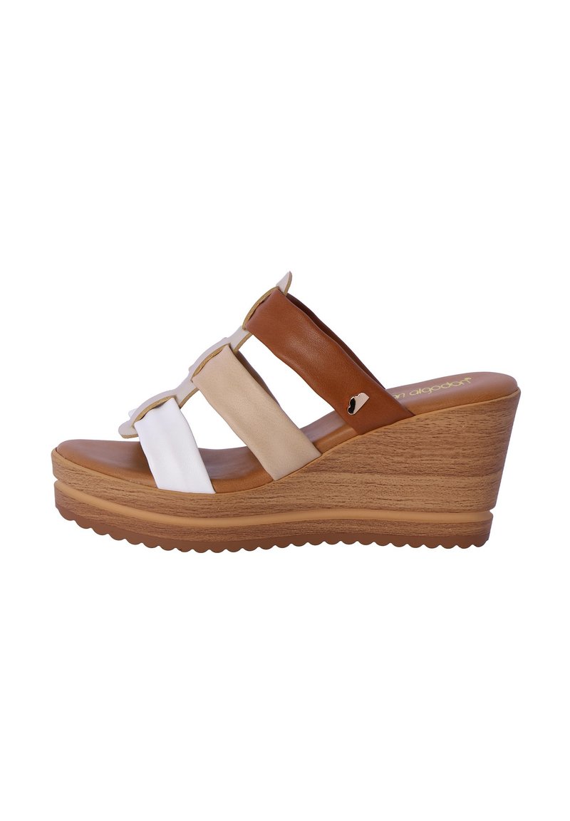 Sandalia de cuña con plataforma de madera, que cuenta con tres tiras en bloques de color en marrón, beige y blanco, y una suela de goma texturizada.