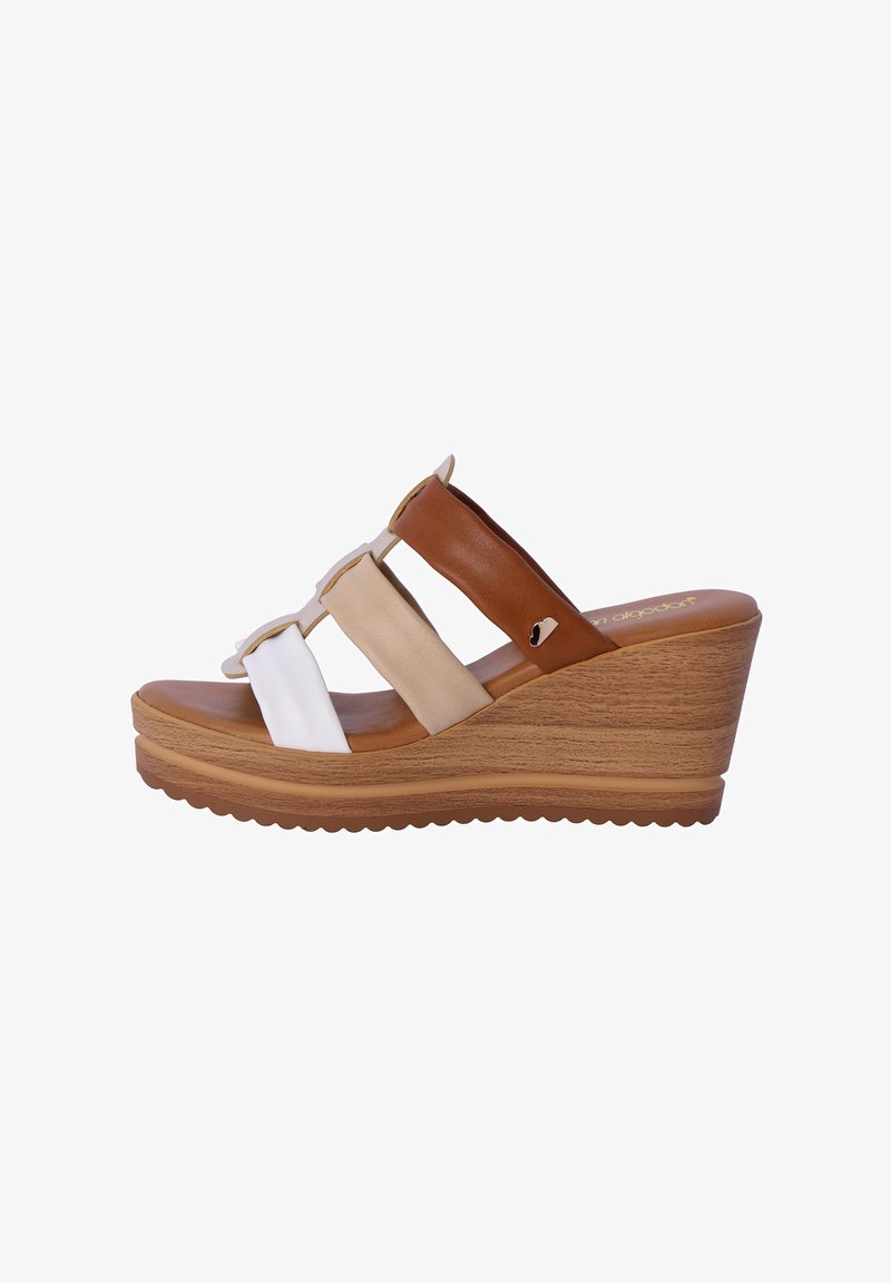 Sandalia de cuña con plataforma de madera, que cuenta con tres tiras en bloques de color en marrón, beige y blanco, y una suela de goma texturizada.