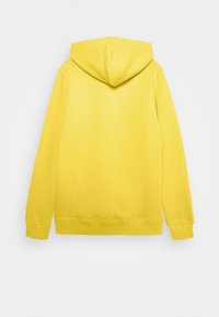 Sudadera de algodón amarilla con una capucha amplia, puños y dobladillo acanalados. Textura suave, color uniforme y un diseño minimalista.