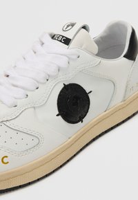 Thumbnail Image 6