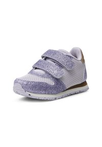 Scarpa sportiva viola con glitter, dotata di due cinturini in Velcro, materiale in rete, dettagli testurizzati e suola in gomma bianca con piccoli tasselli per la trazione.