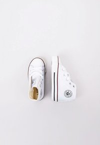Witte canvas hoge sneakers met rubberen zolen, voorzien van vetersluiting, ronde logo patch en contrasterende bruine streep langs de zool.