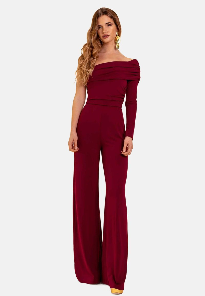 Mono burdeos con un diseño de hombros al descubierto, manga larga ajustada, cuerpo drapeado y pantalones de pierna ancha. Tela suave y elástica.