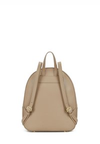 Sac à dos en cuir beige à la forme arrondie, avec des bretelles réglables et des détails métalliques dorés. Texture lisse et design minimaliste.