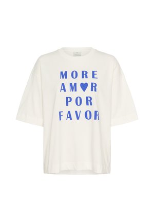 Hvid oversized T-shirt lavet af bomuld med stor blå tekst, der lyder "MORE AMOR POR FAVOR" med et integreret hjerte symbol.