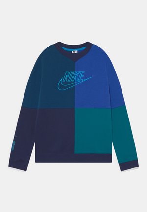 Sudadera Nike con cuello en V, que presenta un diseño de bloques de color en azul oscuro, verde azulado y verde. Logotipo prominente en el pecho, tela suave.