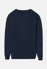 Sudadera azul marino de cuello redondo y mangas largas. Textura suave, puños y dobladillo acanalados, sin patrones o acentos adicionales visibles.