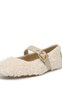 Ballerine beige pelose con superficie testurizzata, dotate di una cinturino in pelle con dettaglio della fibbia dorata sulla parte superiore.