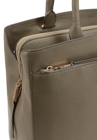 Olijfgroene leren tote bag met een gouden rits, structuurfinish, dubbele handvatten en een voorvak met rits voor extra opslag.