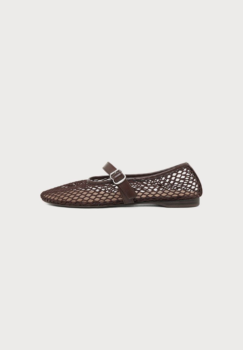 Καφέ επίπεδο παπούτσι από δίχτυ με λεπτή σόλα και έναν ιμάντα με ασημένιο αγκράφα στο πάνω μέρος.
