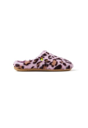 Des chaussons à imprimé léopard rose faits en fausse fourrure douce avec une semelle plate. Présentent un petit accent vert près de l'ouverture.