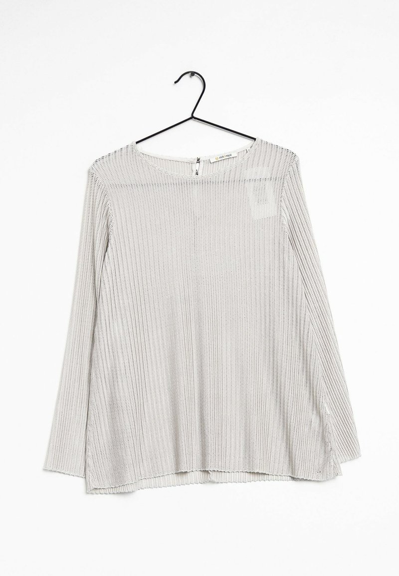 Langdurig mouwtop in lichtgrijs, met verticale geribbelde textuur, ronde halslijn en een klein ritsdetail op de rug.