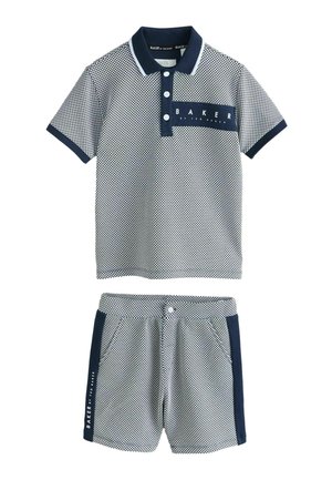 Jungen-Zweiteiler mit kurzärmeligem, marineblau-weiß kariertem Poloshirt und passenden Shorts mit marineblauem Rand und "Baker"-Logo.