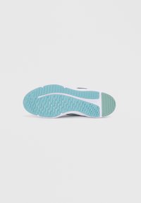 Semelle de chaussure avec une surface en caoutchouc turquoise texturé, présentant un accent gris clair et un motif de rangées et de rainures pour une meilleure adhérence.