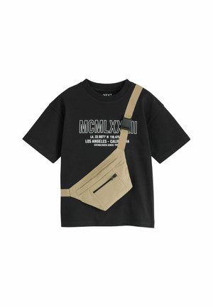 Schwarzes kurzärmeliges T-Shirt mit weißen römischen Ziffern und Koordinatentext, kombiniert mit einer beigen Crossbody-Tasche mit Reißverschluss.