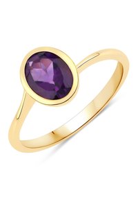 Bague en or ornée d'une améthyste taillée en ovale, sertie dans un jonc lisse, avec un anneau poli qui s'amincit vers l'arrière.