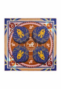 Quadratisches Tuch mit vier blauen Löwenköpfen auf einem braunen Hintergrund. Die Ränder sind mit mehrfarbigen geometrischen Mustern und Sternzeichensymbolen verziert.