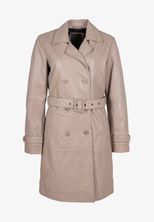 Trench coat in pelle beige con bottoni doppiopetto, vita con cintura e tasche laterali. Presenta un colletto a punta e una finitura testurizzata.