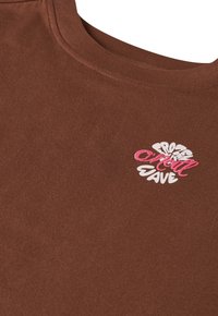 Brun bomull t-shirt med rund halsringning. Har en cirkulär broderad design i vitt och rosa med texten "FROZEN WAVE." Mjuk textur.