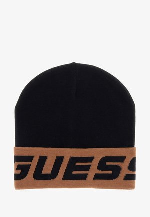 Berretto a maglia nero con risvolto beige che presenta il logo "GUESS" in nero a contrasto, texture liscia e parte superiore arrotondata.