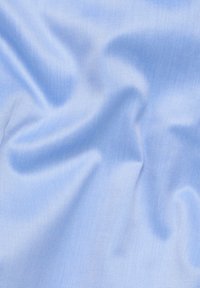 Tissu bleu clair avec une texture lisse, présentant de fines rayures diagonales. La surface a un léger éclat, suggérant un motif tissé.