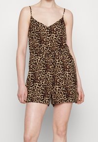 Leopardmönstrad jumpsuit i lätt tyg med v-ringning, justerbara spagettiband och ett elastiskt midjeband med en knytdetalj.