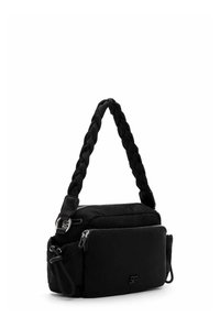 Borsa a spalla in tessuto nero con tracolla intrecciata, dotata di molteplici scomparti con cerniera e una texture liscia, con un piccolo logo sul davanti.