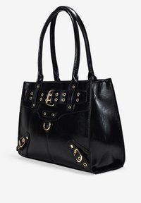 Bolso de mano de imitación cuero negro con dos asas resistentes, que presenta una correa de hebilla en el frontal, detalles en dorado y cierres a presión en los laterales.