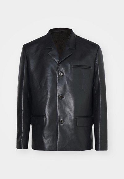 Blazer de couro negro com colarinho clássico, três botões e dois bolsos frontais, apresentando uma textura lisa e suave.