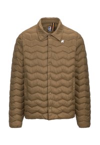 Giacca invernale marrone imbottita, con bottoni frontali, colletto e tasche laterali. Presenta una texture ondulata e un emblema brandizzato sul petto.
