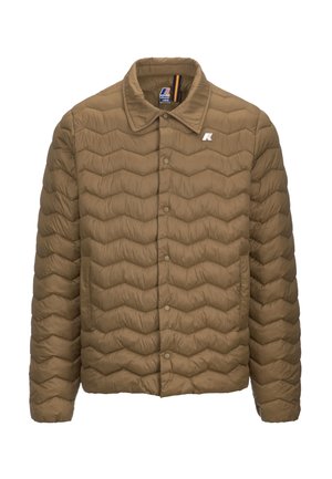 Giacca invernale marrone imbottita, con bottoni frontali, colletto e tasche laterali. Presenta una texture ondulata e un emblema brandizzato sul petto.