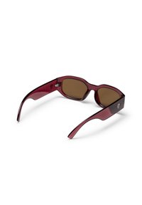 Bordowe okulary przeciwsłoneczne o błyszczącym wykończeniu, brązowe soczewki, kątowa oprawka i smukłe zauszniki; po prawej stronie z akcentem logo.