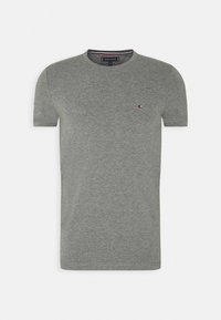 Grå kortærmet T-shirt lavet af bomuld, med rund halsudskæring og et lille logo på venstre bryst. Glat tekstur, enkelt design.