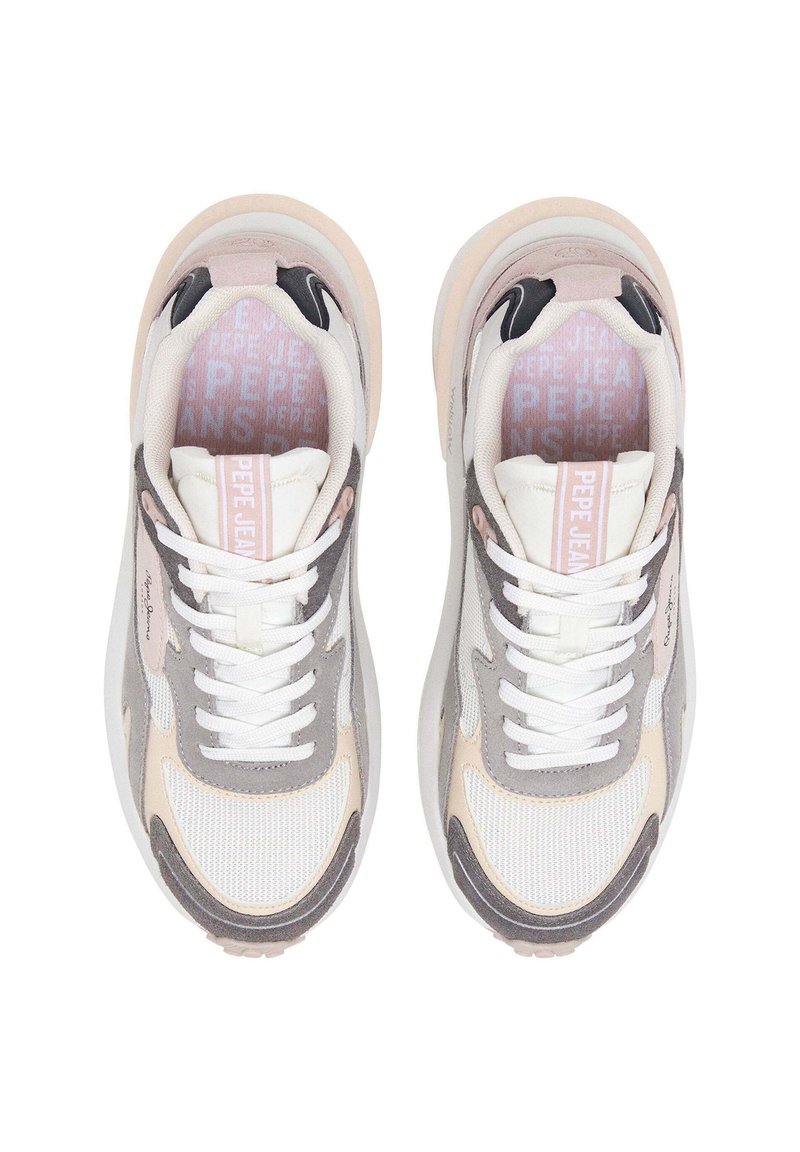 Zapatillas blancas y grises con acentos rosas. Materiales de malla y gamuza, punta redondeada, lengüeta acolchada y suela de goma texturizada.